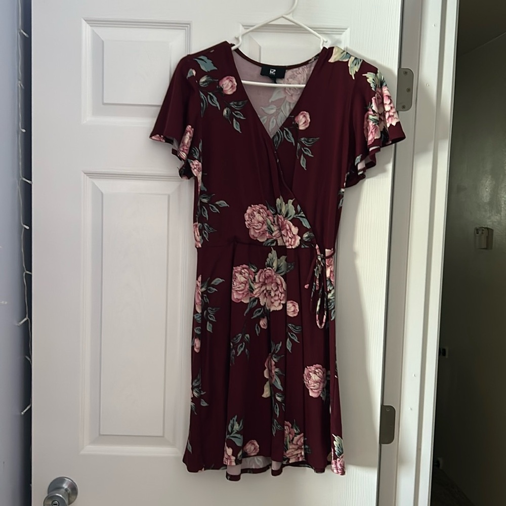 Maroon with flowers on it 
Causal dress 
Juniors section 
Size large Bar
